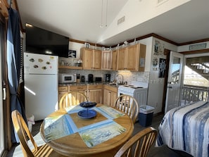 Studio | Private kitchen | Microwave, cookware/dishes/utensils