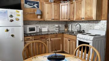 Studio | Dapur pribadi | Microwave dan peralatan masak/sendok-piring