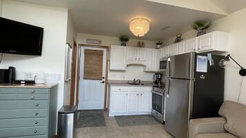 Studio | Private kitchen | Fridge, microwave, coffee/tea maker, cookware/dishes/utensils
