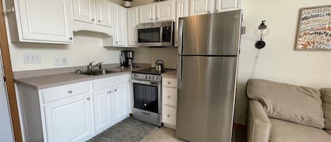 Estudio | Cocina privada | Refrigerador, microondas, cafetera y tetera y utensilios de cocina