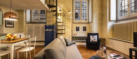 Departamento, 1 habitación | Área de sala de estar | Televisión LCD de 21 pulgadas con canales digitales y televisión