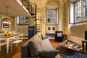 Appartement, 1 chambre | Aire de séjour | Téléviseur ACL de 21 po avec télévision numérique, téléviseur