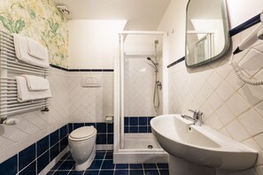 Appartement, 1 chambre | Salle de bain | Douche, séchoir à cheveux, bidet, serviettes fournies