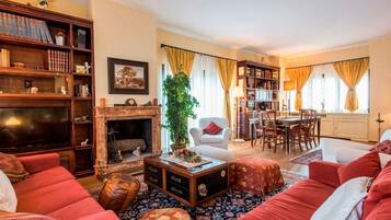 Villa, 4 camere da letto, patio, lato giardino | Soggiorno | TV LCD 32 pollici con canali satellitari, TV