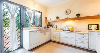 Deluxe Charming Florentine VILLA in the City. PLUS