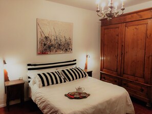 Apartment, 2 Schlafzimmer | 2 Schlafzimmer, Reisekinderbett, kostenloses WLAN, Bettwäsche