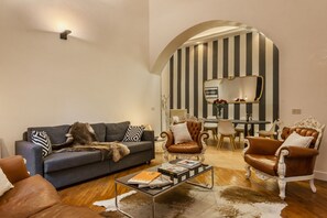 Apartment, 1 Schlafzimmer | Wohnbereich | 32-Zoll-LCD-Fernseher mit Satellitenempfang, Fernseher