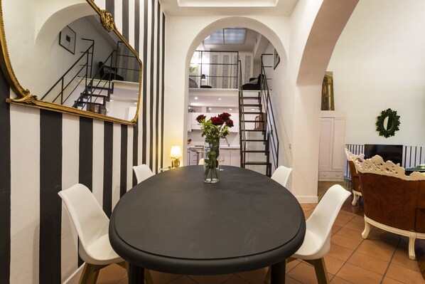 Apartment, 1 Schlafzimmer | Essbereich im Zimmer