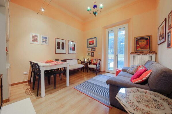 Apartment, 2 Schlafzimmer | Essbereich im Zimmer