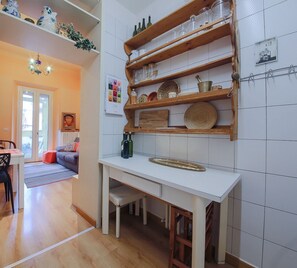 Appartement, 2 chambres | Cuisine privée | Réfrigérateur grande capacité avec congélateur, four à micro-ondes