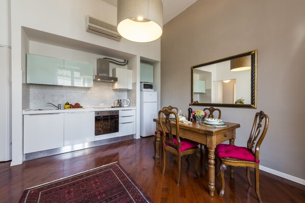 Appartement, 1 chambre | Cuisine privée | Grand réfrigérateur, micro-ondes, four, plaque de cuisson