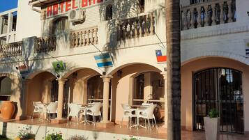 Vista frontal de la propiedad