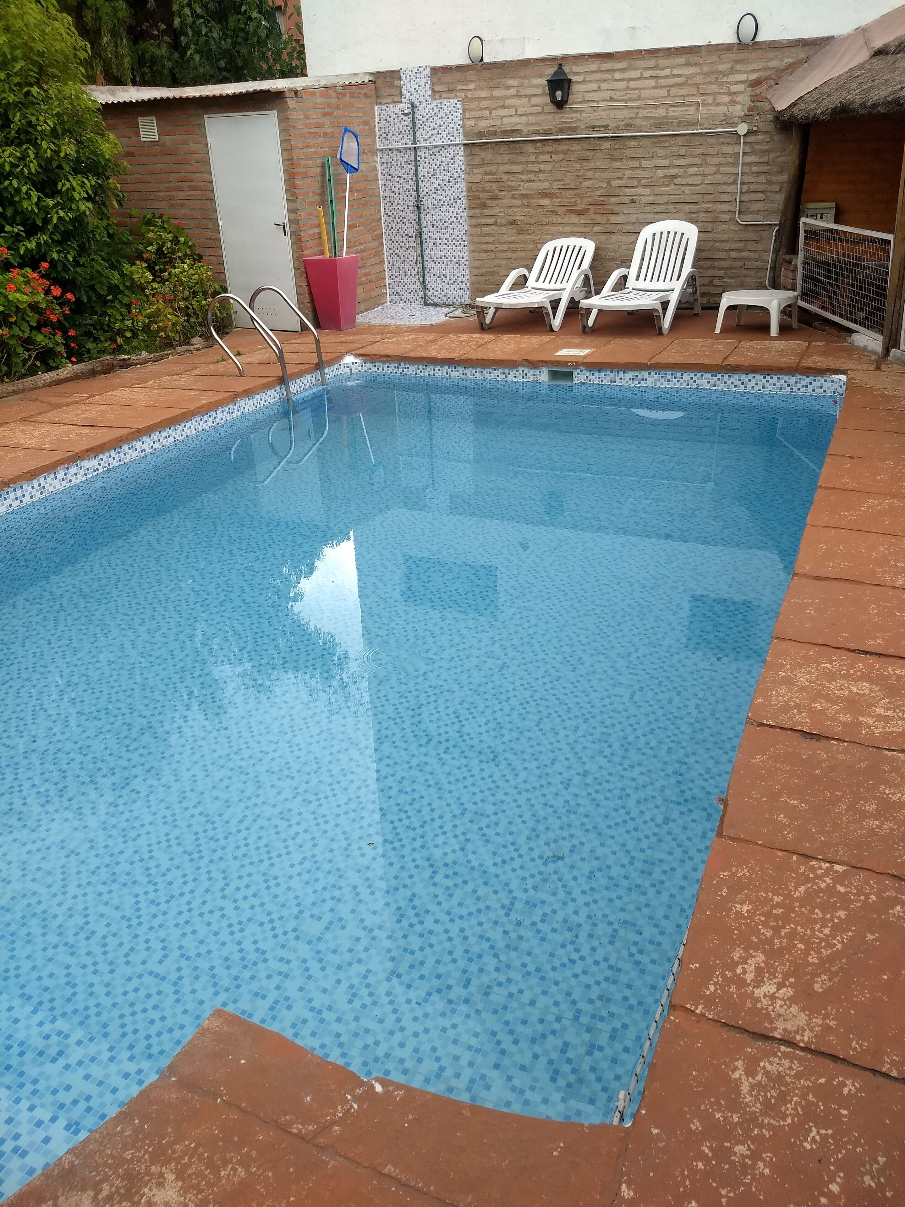 Una piscina al aire libre de temporada