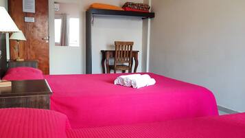 Habitación triple, 1 habitación | Escritorio, wifi gratis y ropa de cama