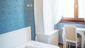 Single Room | Premium bedding, memory foam beds, soundproofing, free WiFi