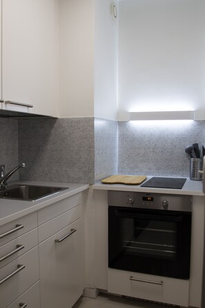 Kylskåp, mikrovågsugn, ugn och kaffe- och tebryggare