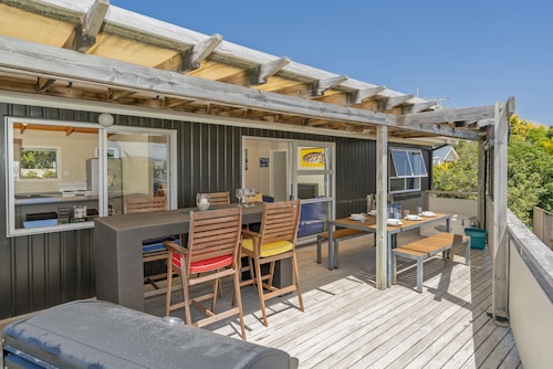 The Black Shack - Cooks Beach Holiday Home