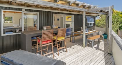 The Black Shack - Cooks Beach Holiday Home