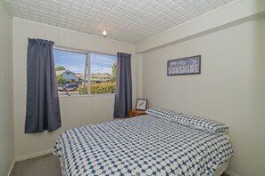 4 bedrooms, iron/ironing board, WiFi, bed sheets - The Black Shack - Cooks Beach Holiday Home (Cooks Beach)