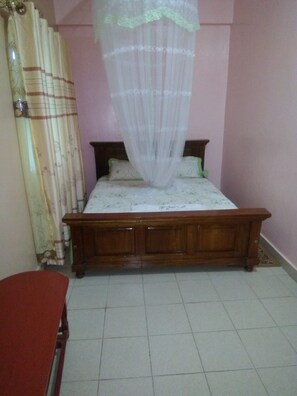 Quarto casal | Escrivaninha, cortinas blackout, Wi-Fi de cortesia, roupa de cama