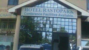 Un edificio con un letrero que indica 'HOTEL RASTOPARK' y 'Salas para conferencias disponibles'.