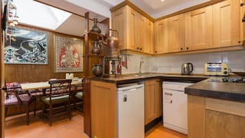 Apartment (4 Bedrooms) | Private kitchen | Fridge, oven, stovetop, dishwasher
