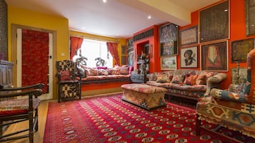 Apartment (4 Bedrooms) | Living room | TV