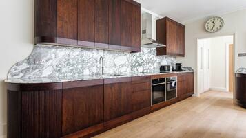 Apartment (3 Bedrooms) | Private kitchen | Fridge, microwave, oven, stovetop