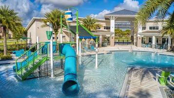 Alberca al aire libre y alberca climatizada