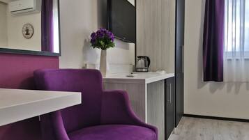 Deluxe-værelse med dobbeltseng eller 2 enkeltsenge | Skrivebord, arbejdsområde til bærbare computere, gratis Wi-Fi, sengetøj