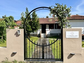 بديكورات فريدة لكل غرفة وطراز فريد لكل وحدة ومكتب وتجهيزات عازلة للصوت