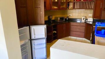 Microwave, cookware/dishes/utensils