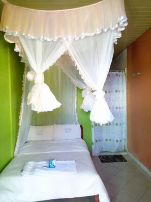 Double Room | Bed sheets - Sareh Guest House (Ahero)