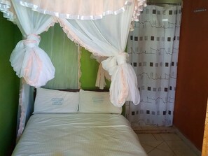 Double Room | Bed sheets - Sareh Guest House (Ahero)