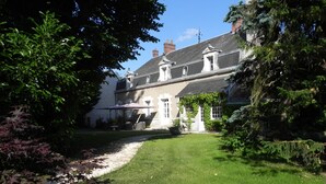 A traditional house with a well-maintained lawn and a covered patio area. - Le Clos Saint Sulpice (Fossé)