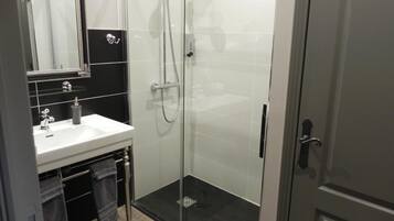Douche, articles de toilette gratuits, sèche-cheveux, peignoirs