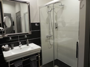 Suite (Marronnier) | Salle de bain | Douche, articles de toilette (gratuits), séchoir à cheveux, peignoirs