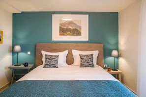 2 bedrooms, in-room safe, desk, iron/ironing board