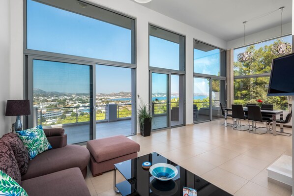 Villa, 4 habitaciones | Área de sala de estar | Televisión de pantalla plana de 40 pulgadas con canales vía satélite 