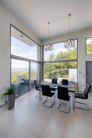 Vila, 4 quartos | Sala de jantar