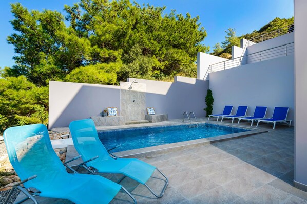Piscina externa sazonal, espreguiçadeiras