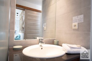 シャワー、バスアメニティ (無料)、ヘアドライヤー、タオル