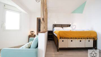 Desk, iron/ironing board, Internet, bed sheets