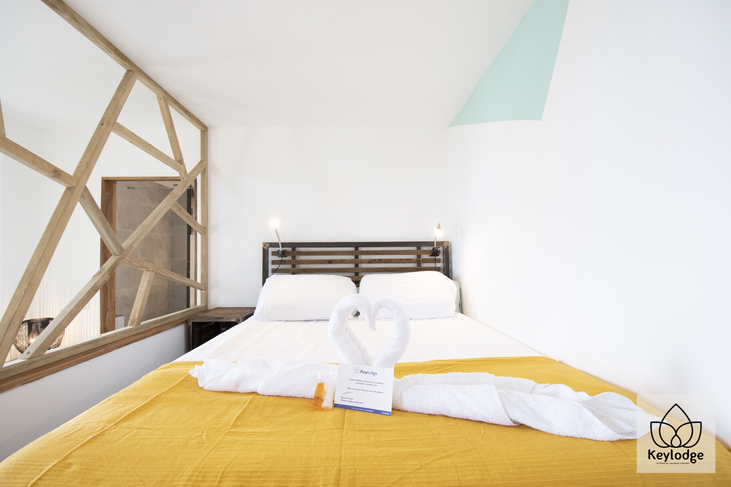 Skrivbord, strykjärn/strykbräda, internet och sängkläder