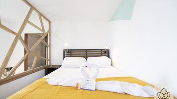 Skrivbord, strykjÀrn/strykbrÀda, internet och sÀngklÀder