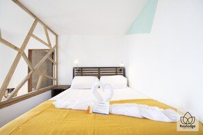 Bureau, fer et planche à repasser, accès Internet, draps fournis