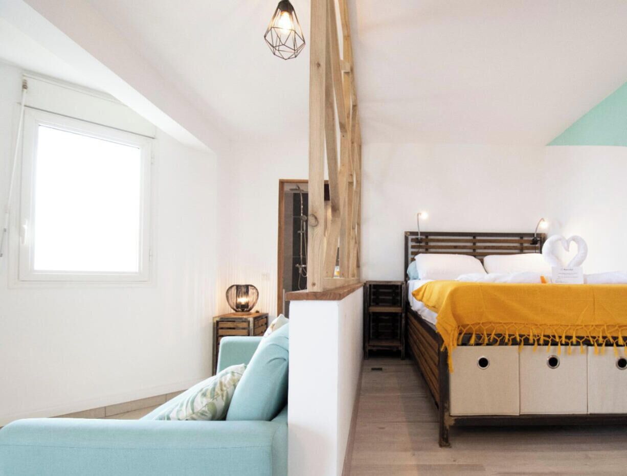 Een bureau, een strijkplank/strijkijzer, internet, beddengoed