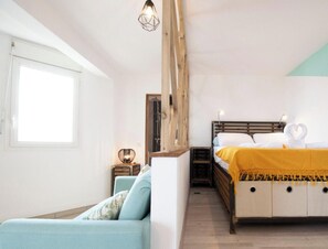 Skrivebord, strykejern/-brett, internettilgang og sengetøy