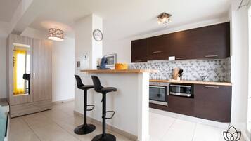 Een koelkast, een microgolfoven, een oven, een kookplaat