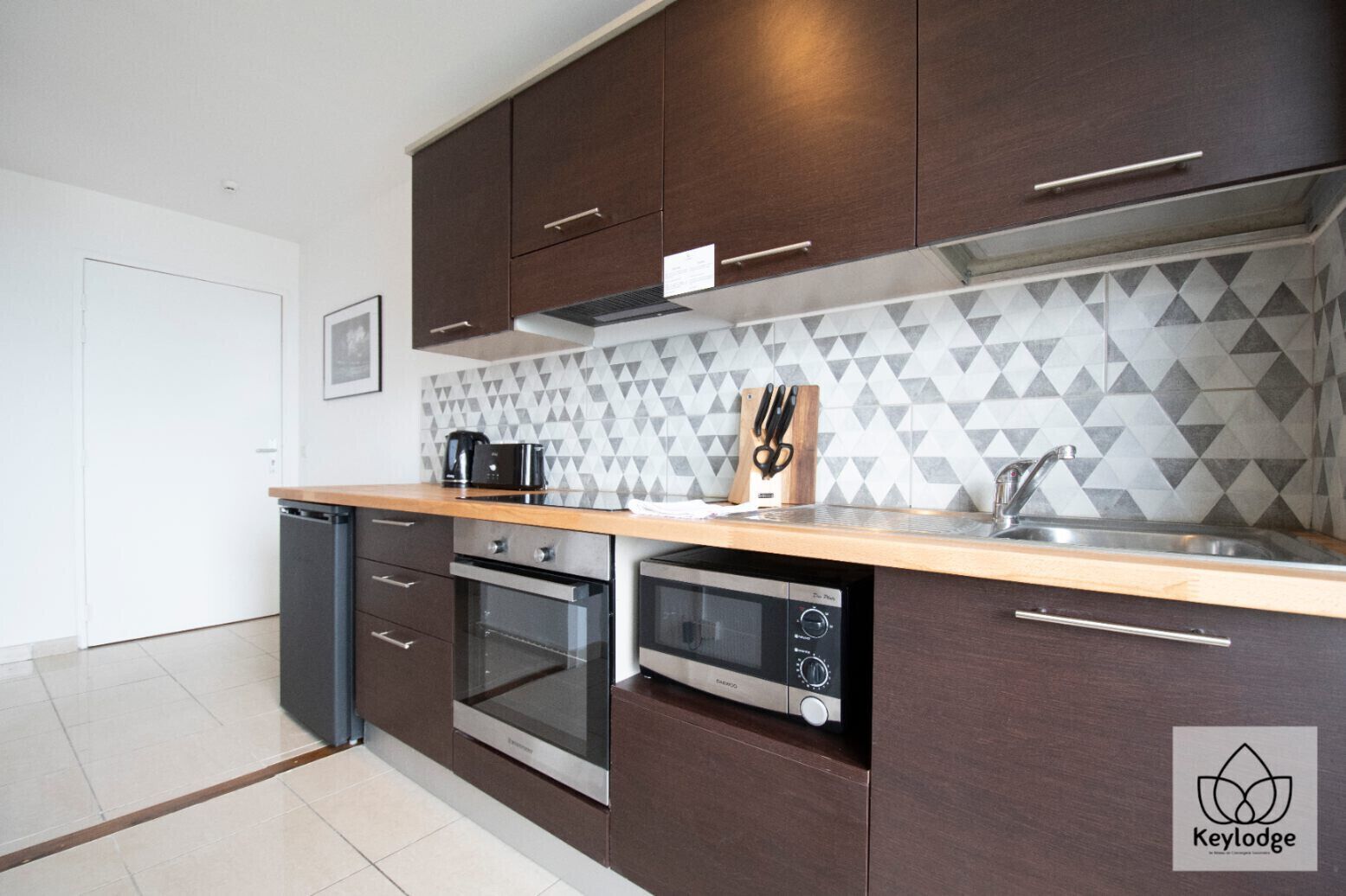 Een koelkast, een microgolfoven, een oven, een kookplaat